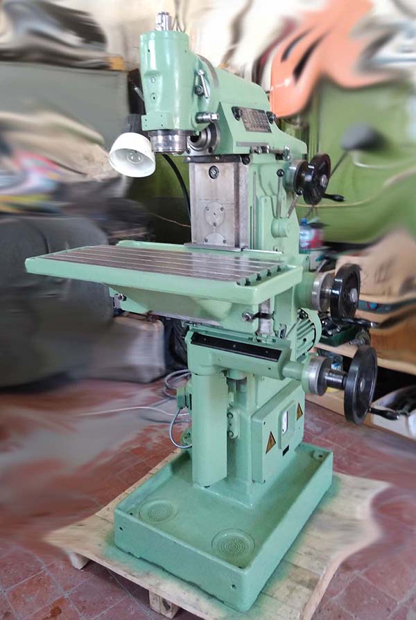 Загальний вигляд  широкоуніверсального фрезерного верстата ФС-250